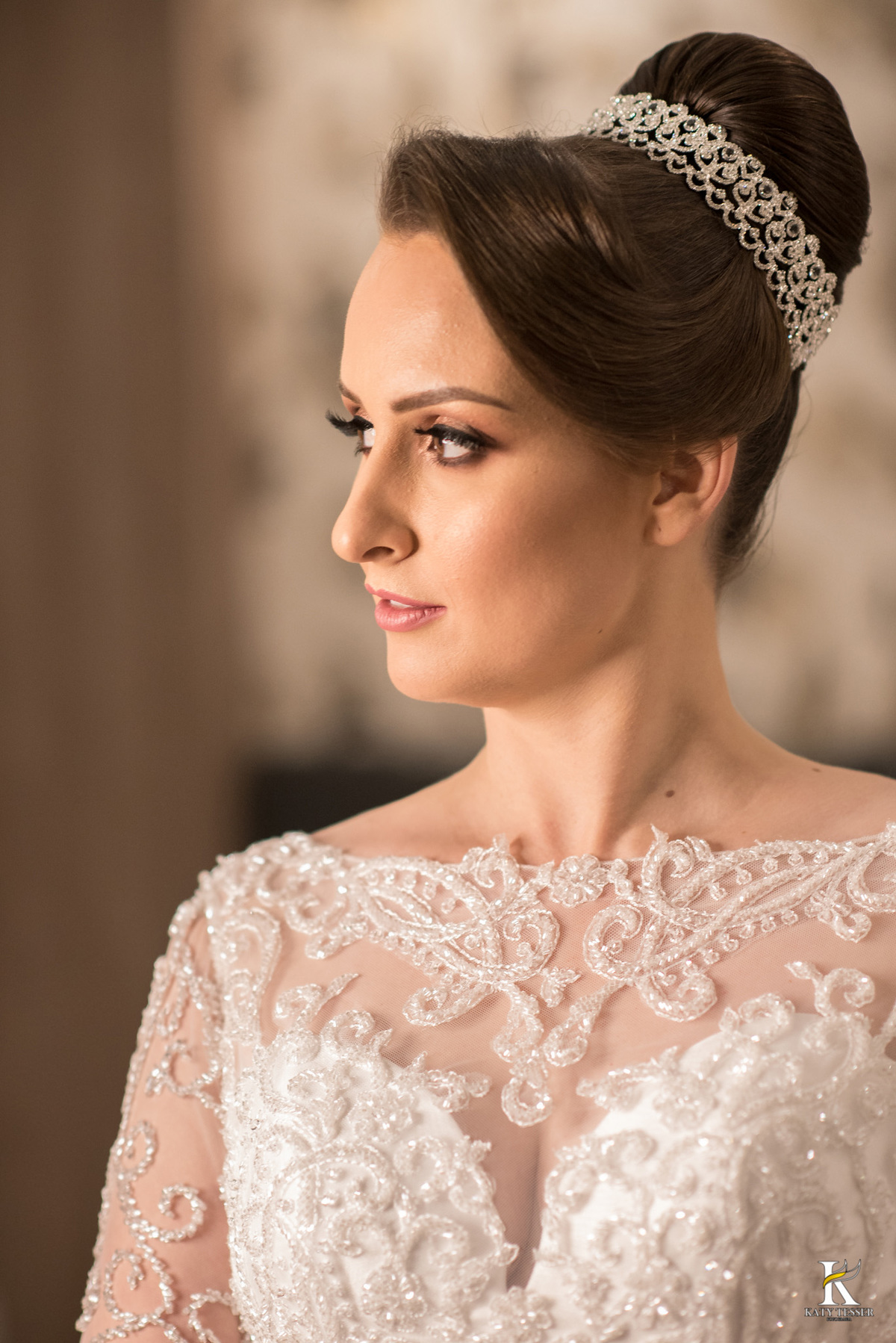 sessão de fotos da noiva pronta antes da cerimonia com seu vestido e tiara de perolas katy tesser fotografa no casamento de camila e fernando em laranjeiras do sul