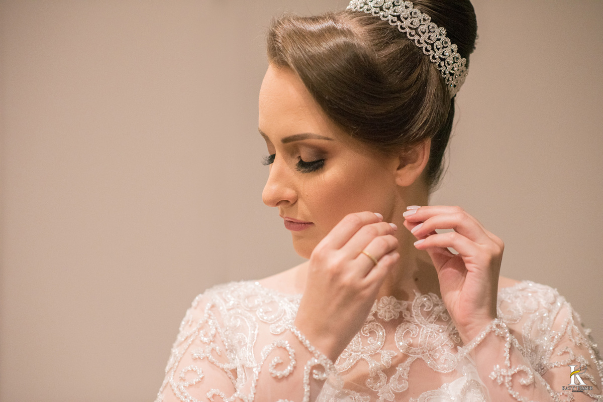 sessão de fotos da noiva pronta antes da cerimonia com seu vestido e tiara de perolas katy tesser fotografa no casamento de camila e fernando em laranjeiras do sul