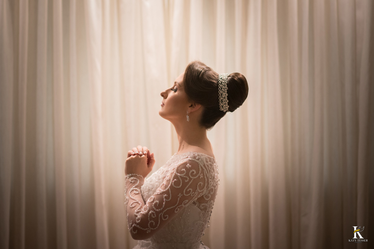sessão de fotos da noiva pronta antes da cerimonia com seu vestido e tiara de perolas katy tesser fotografa no casamento de camila e fernando em laranjeiras do sul