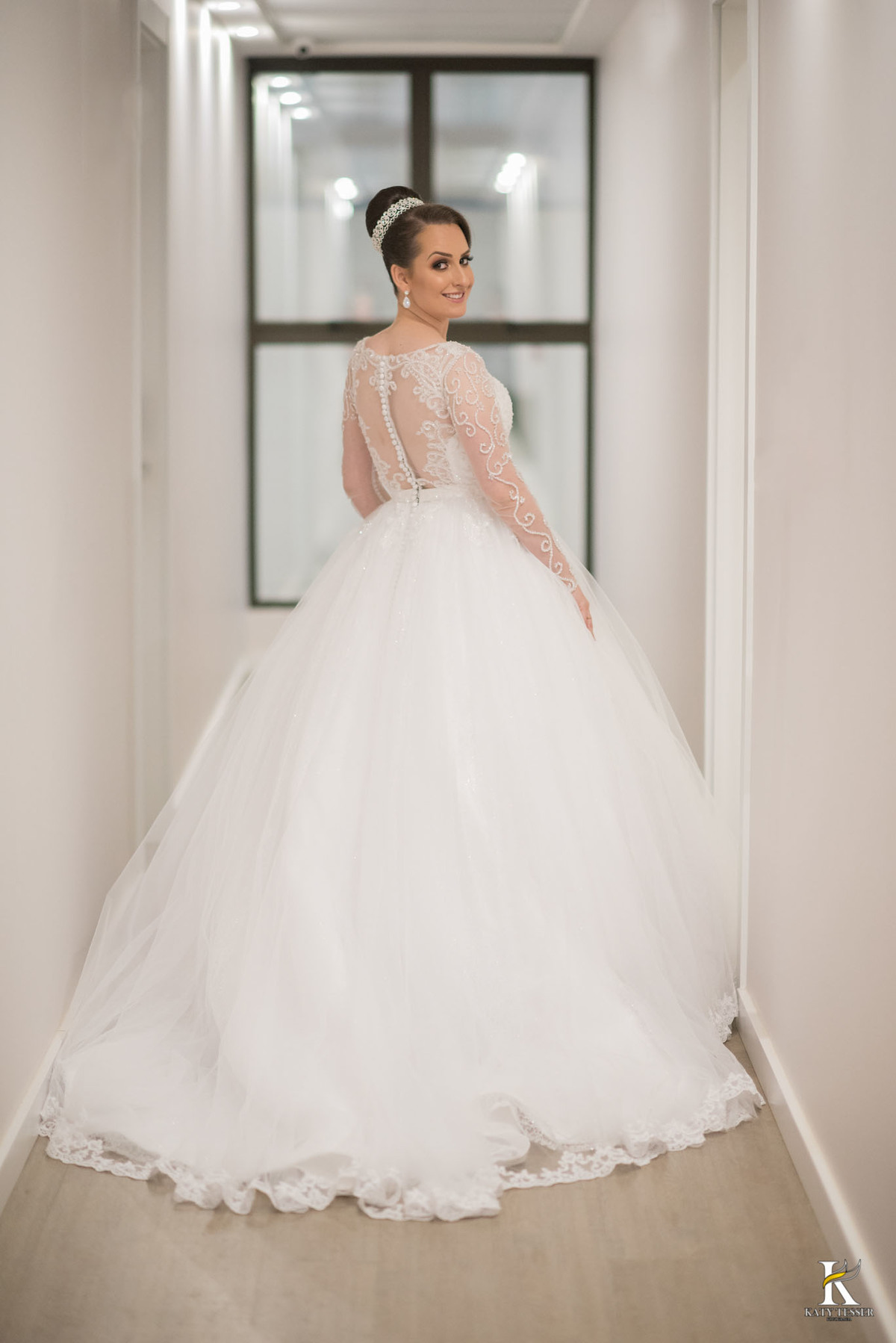 sessão de fotos da noiva pronta antes da cerimonia com seu vestido e tiara de perolas katy tesser fotografa no casamento de camila e fernando em laranjeiras do sul