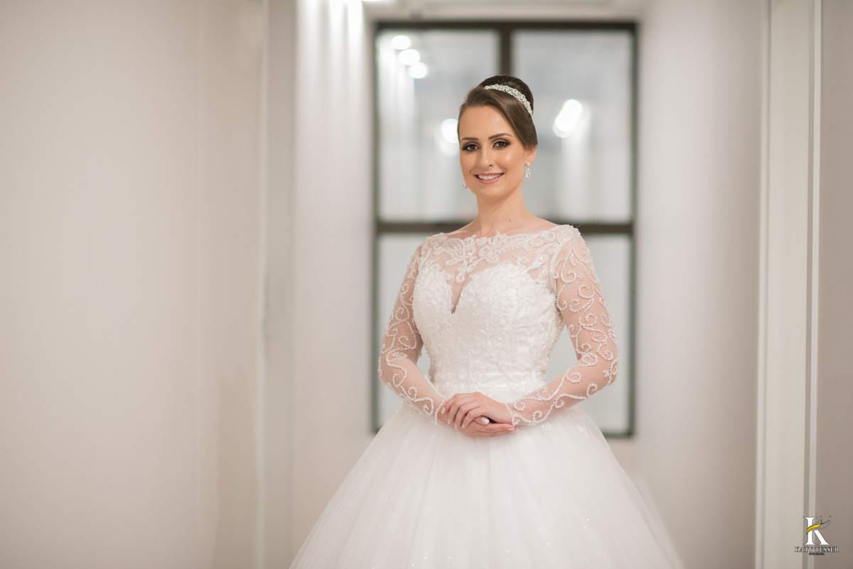 sessão de fotos da noiva pronta antes da cerimonia com seu vestido e tiara de perolas katy tesser fotografa no casamento de camila e fernando em laranjeiras do sul