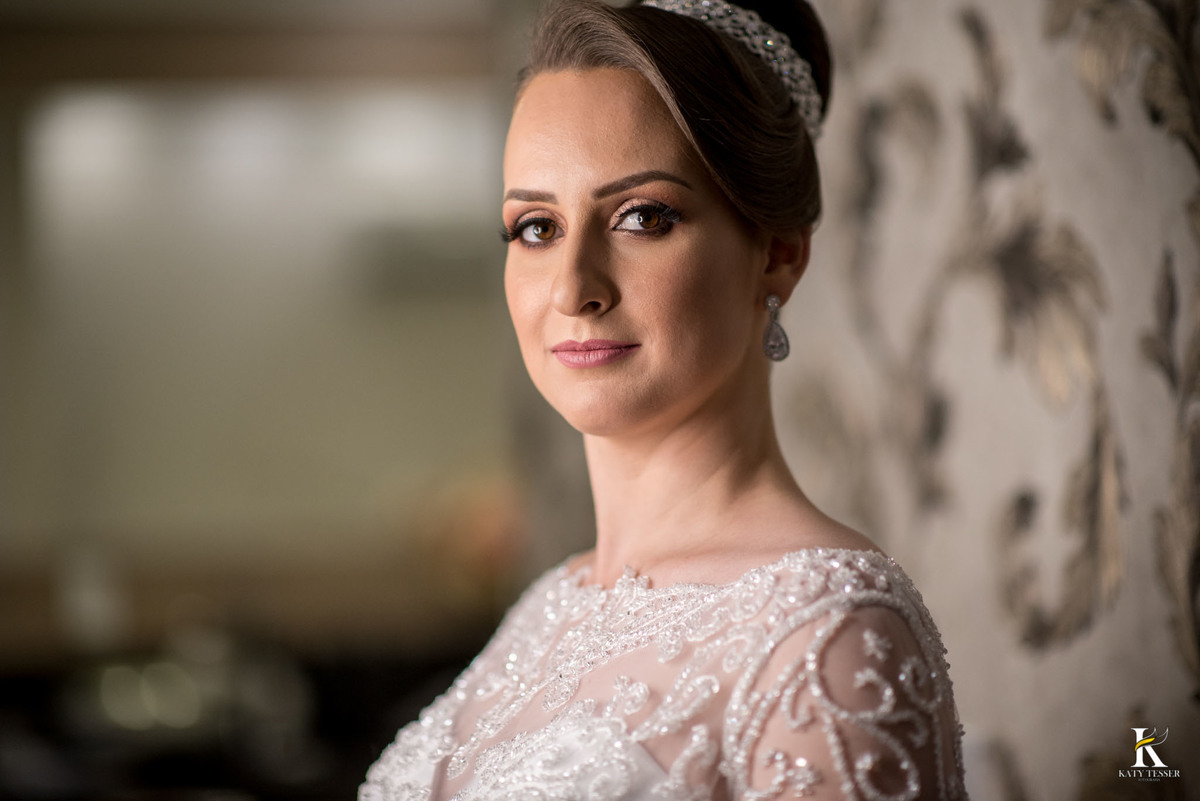 sessão de fotos da noiva pronta antes da cerimonia com seu vestido e tiara de perolas katy tesser fotografa no casamento de camila e fernando em laranjeiras do sul