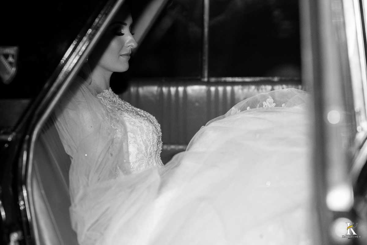 cerimonia religiosa de camila e fernando no santuario de nossa senha aparecida em laranjeiras do sul a decoração rosas brancas pajens com carrinho de bebe plaquinhas com mensagens e uma boneca com as alianças katy tesser fotografo