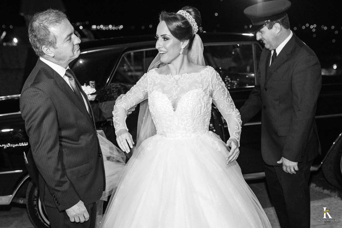 cerimonia religiosa de camila e fernando no santuario de nossa senha aparecida em laranjeiras do sul a decoração rosas brancas pajens com carrinho de bebe plaquinhas com mensagens e uma boneca com as alianças katy tesser fotografo