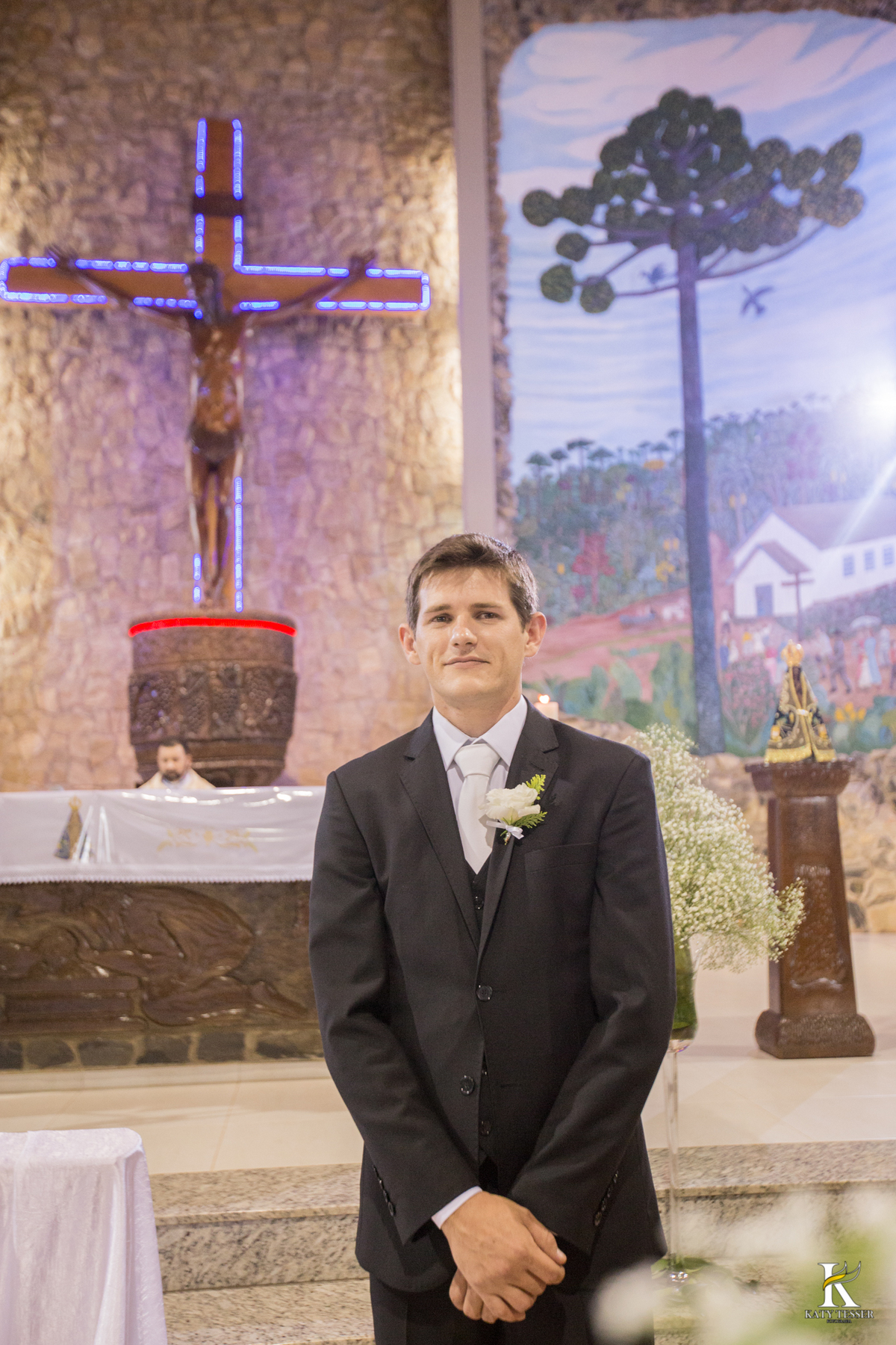 cerimonia religiosa de camila e fernando no santuario de nossa senha aparecida em laranjeiras do sul a decoração rosas brancas pajens com carrinho de bebe plaquinhas com mensagens e uma boneca com as alianças katy tesser fotografo