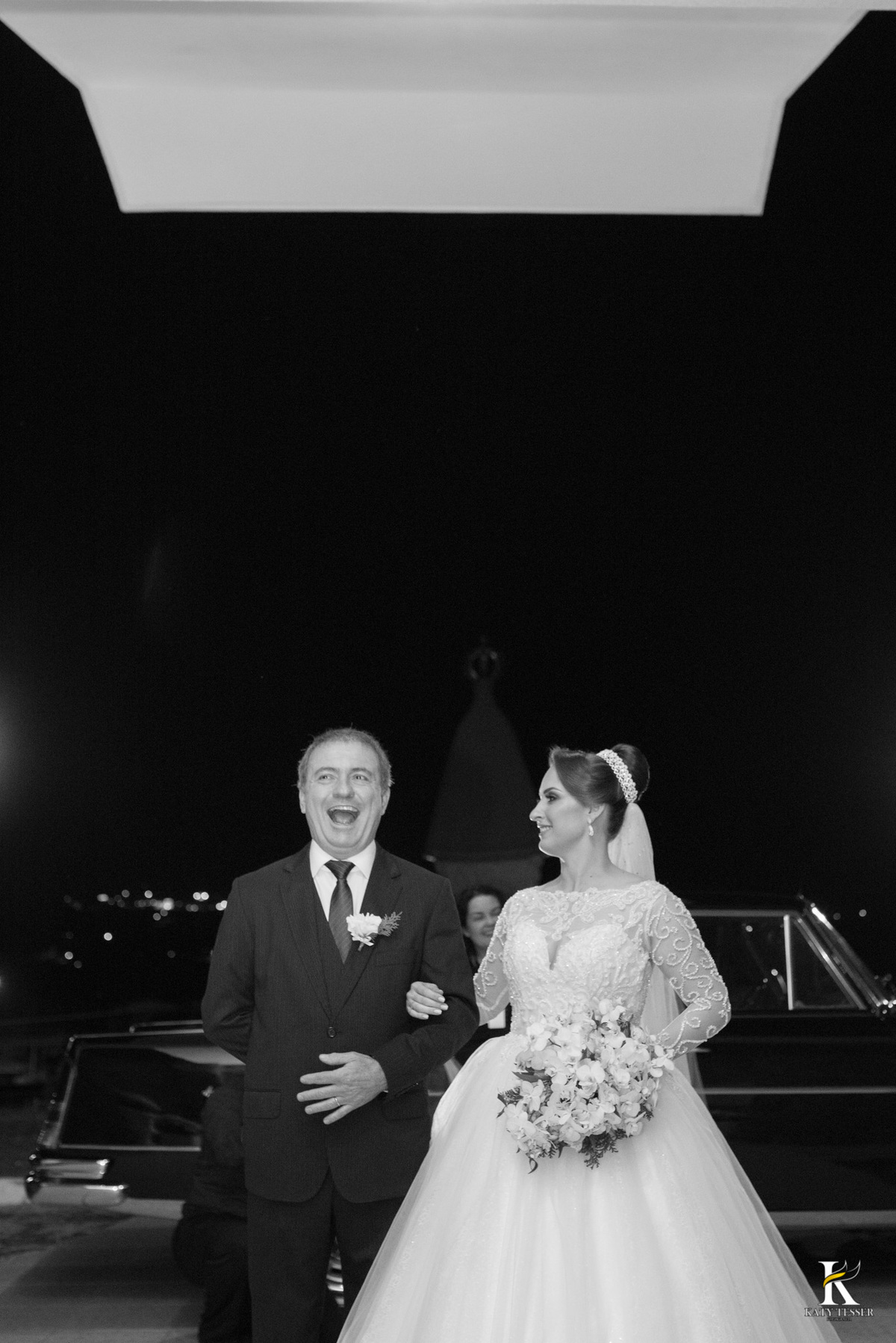 cerimonia religiosa de camila e fernando no santuario de nossa senha aparecida em laranjeiras do sul a decoração rosas brancas pajens com carrinho de bebe plaquinhas com mensagens e uma boneca com as alianças katy tesser fotografo