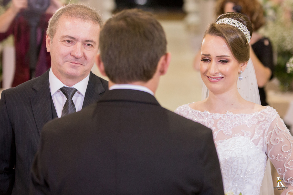 cerimonia religiosa de camila e fernando no santuario de nossa senha aparecida em laranjeiras do sul a decoração rosas brancas pajens com carrinho de bebe plaquinhas com mensagens e uma boneca com as alianças katy tesser fotografo