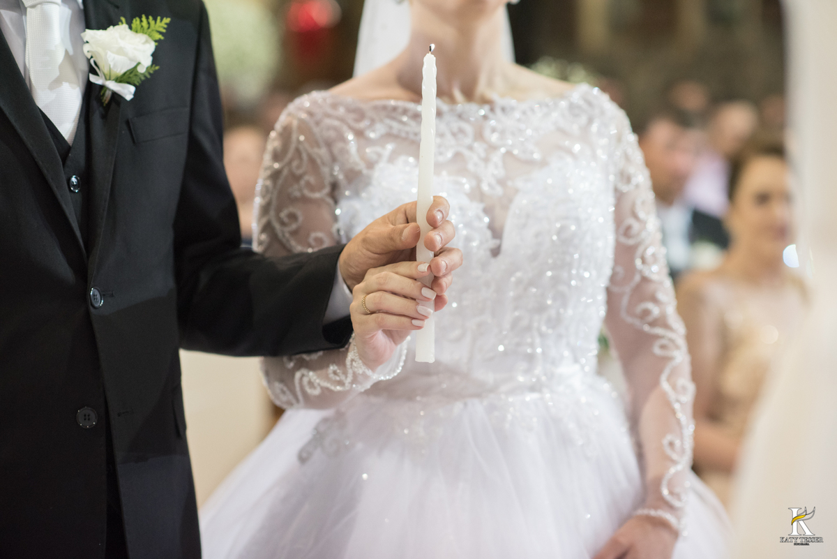 cerimonia religiosa de camila e fernando no santuario de nossa senha aparecida em laranjeiras do sul a decoração rosas brancas pajens com carrinho de bebe plaquinhas com mensagens e uma boneca com as alianças katy tesser fotografo
