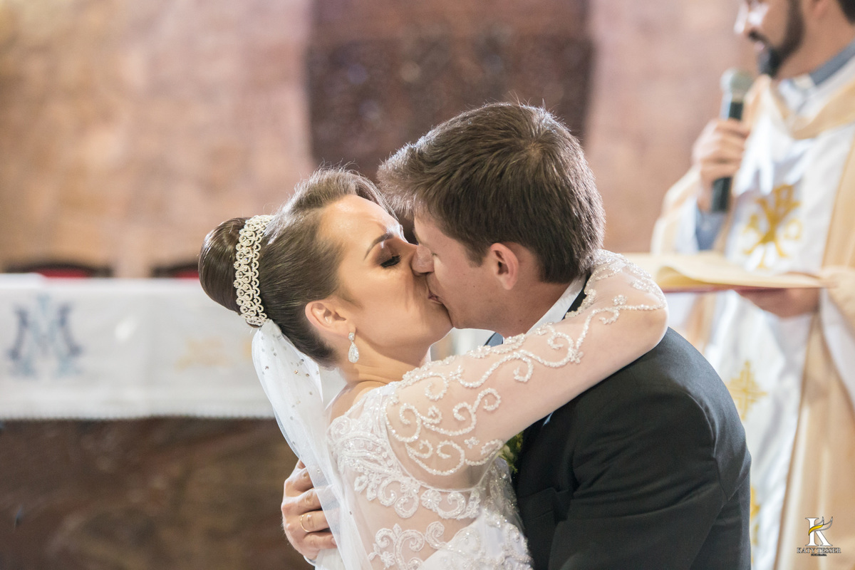 cerimonia religiosa de camila e fernando no santuario de nossa senha aparecida em laranjeiras do sul a decoração rosas brancas pajens com carrinho de bebe plaquinhas com mensagens e uma boneca com as alianças katy tesser fotografo