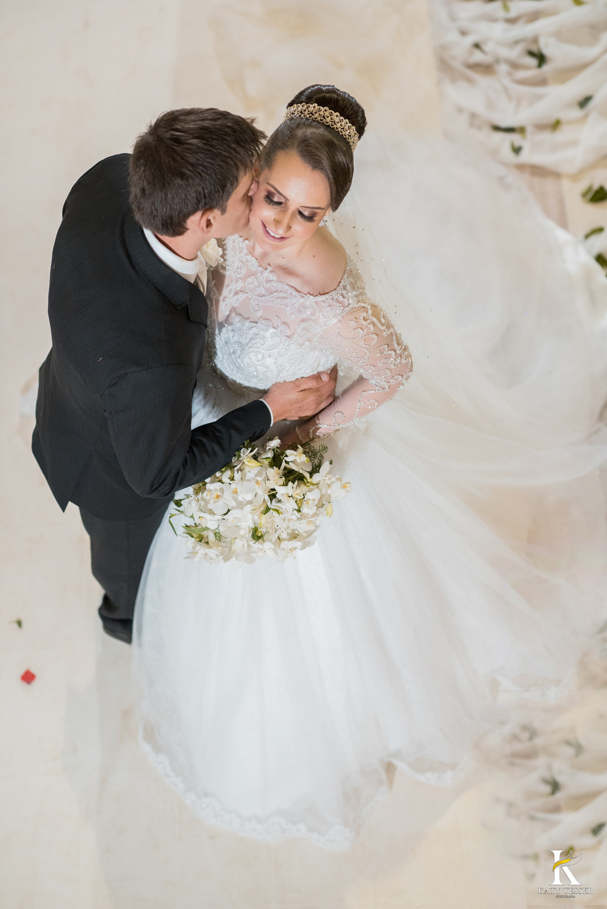 sessão de fotos dos noivos depois da cerimonia a noiva com vestido e buquet o noivo de terno para as fotos do casal com o carro antigo katy tesser fotografa