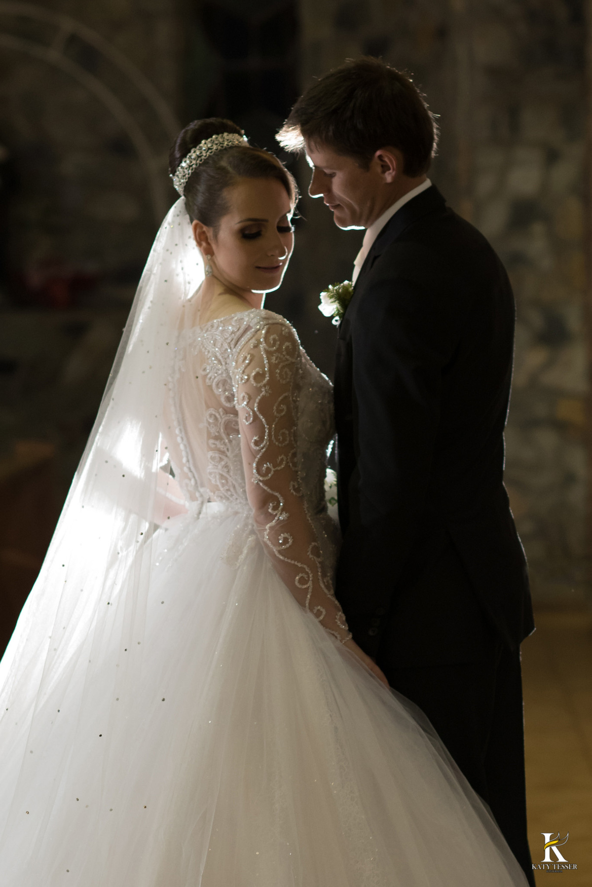 sessão de fotos dos noivos depois da cerimonia a noiva com vestido e buquet o noivo de terno para as fotos do casal com o carro antigo katy tesser fotografa