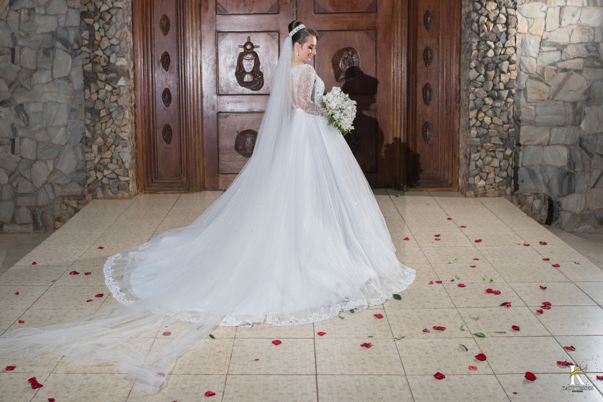 sessão de fotos dos noivos depois da cerimonia a noiva com vestido e buquet o noivo de terno para as fotos do casal com o carro antigo katy tesser fotografa
