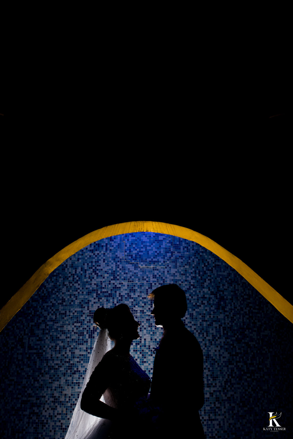 sessão de fotos dos noivos depois da cerimonia a noiva com vestido e buquet o noivo de terno para as fotos do casal com o carro antigo katy tesser fotografa