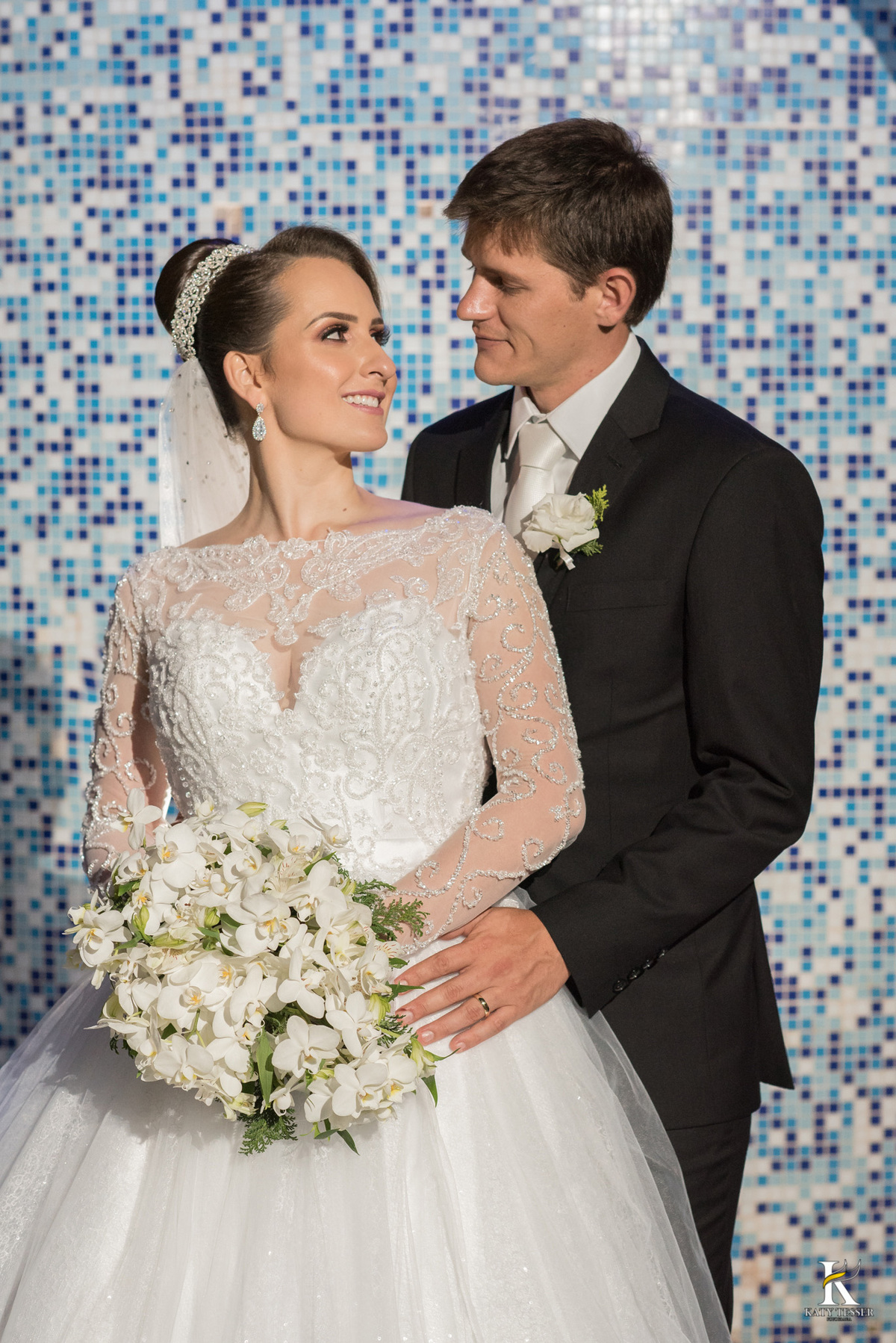 sessão de fotos dos noivos depois da cerimonia a noiva com vestido e buquet o noivo de terno para as fotos do casal com o carro antigo katy tesser fotografa