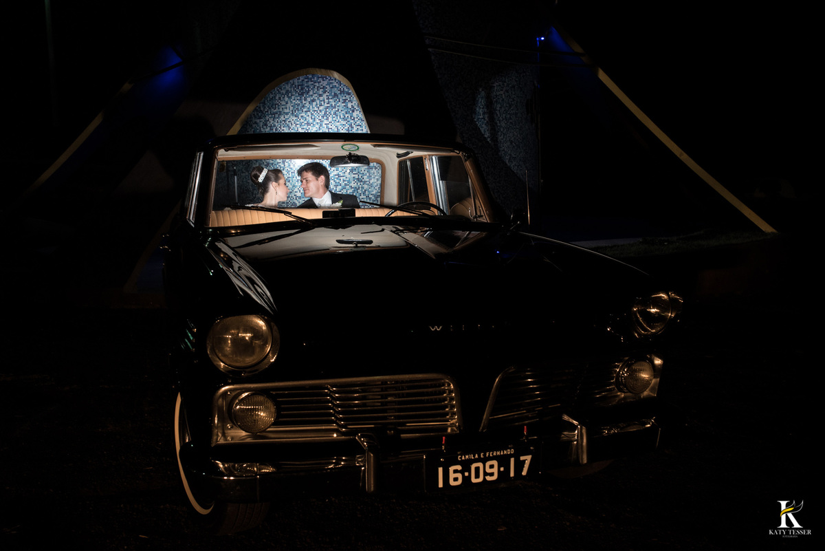 sessão de fotos dos noivos depois da cerimonia a noiva com vestido e buquet o noivo de terno para as fotos do casal com o carro antigo katy tesser fotografa