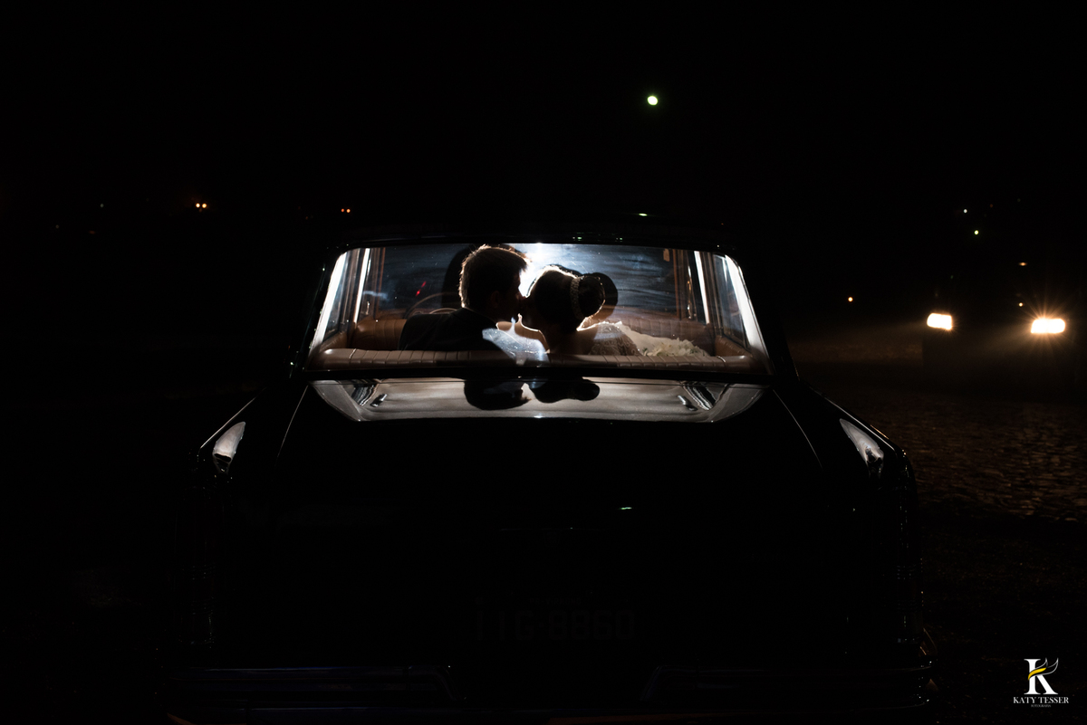 sessão de fotos dos noivos depois da cerimonia a noiva com vestido e buquet o noivo de terno para as fotos do casal com o carro antigo katy tesser fotografa