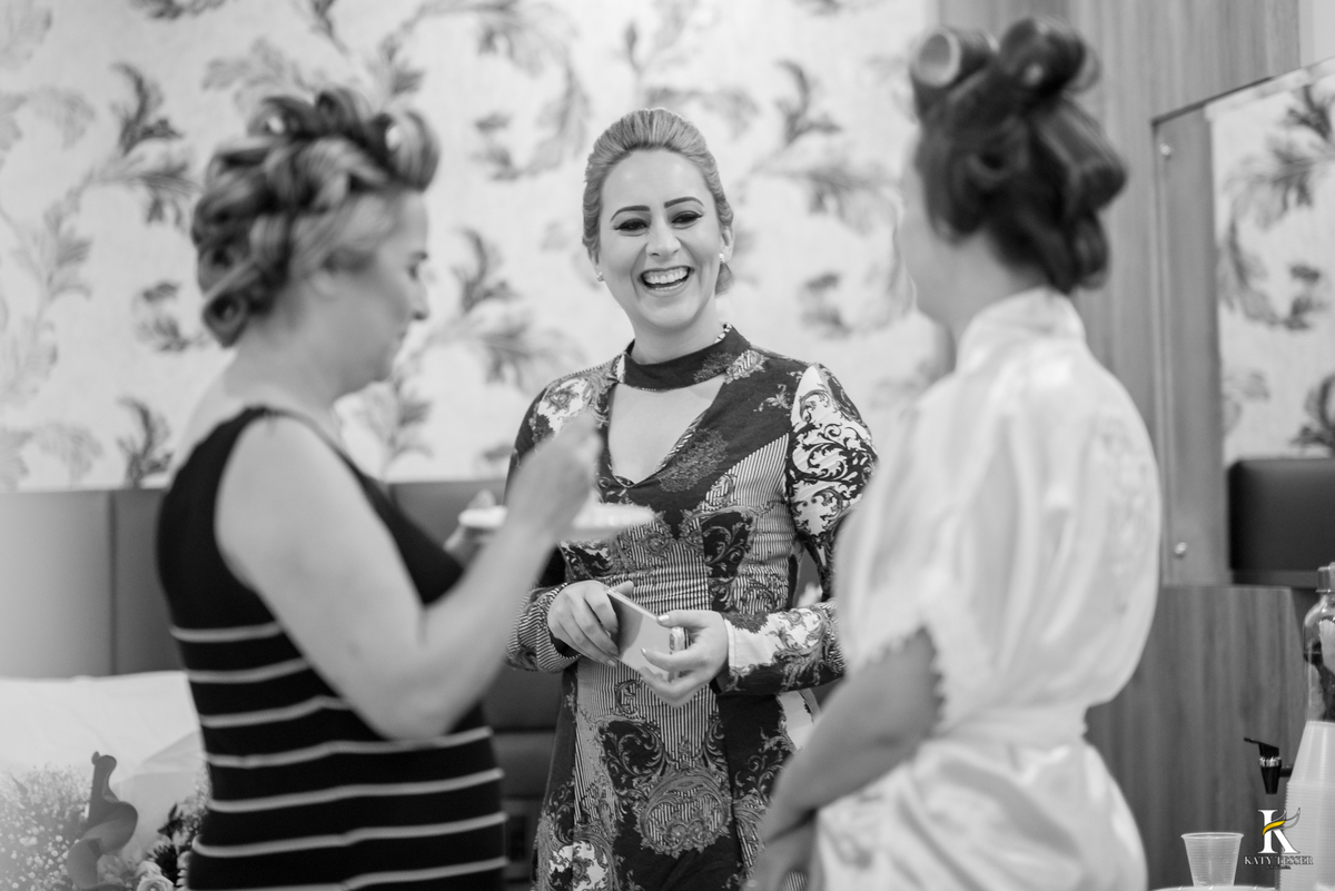 making of da noiva e noivo do casamento de camila de fernando em laranjeiras do sul com o roupão bordado noiva e as madrinhas no quarto do hotel e o noivo com seu terno sapato e gravata