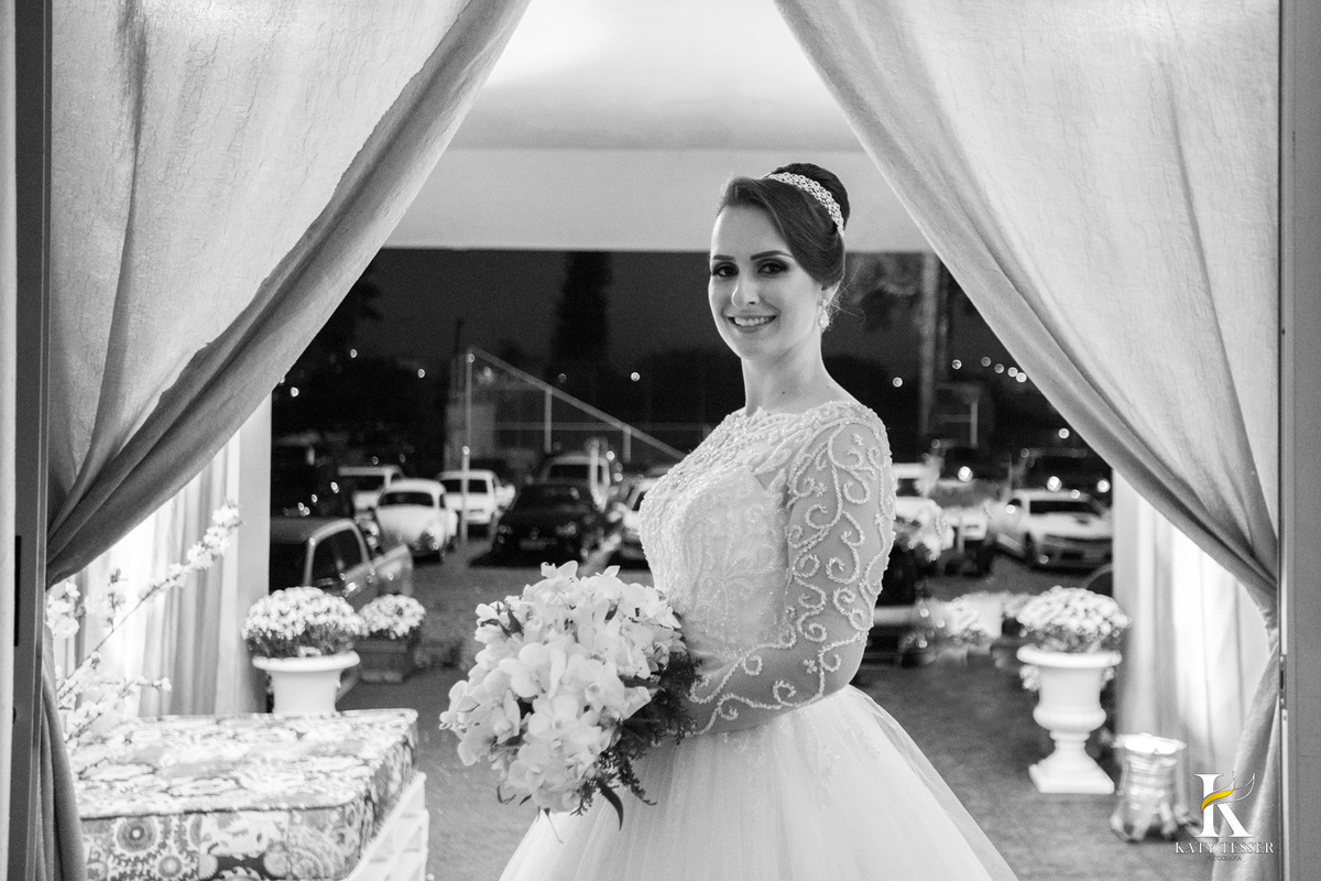 Festa do casamento de camila e fernando em laranjeiras do sul com as fotos de katy tesser fotografa com as madrinhas e padrinhos passando a gravata e o sapato e a noiva jogou o buquet para as solteiras e casadas, a valsa dos noivos