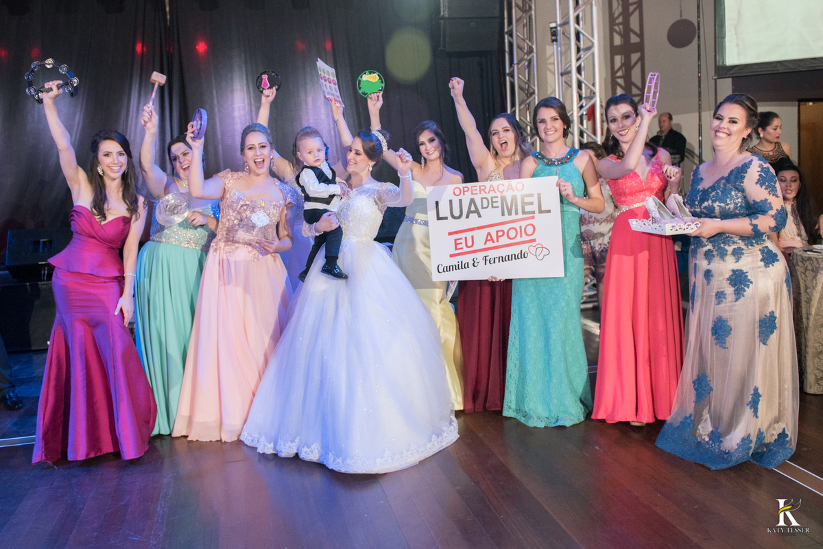 Festa do casamento de camila e fernando em laranjeiras do sul com as fotos de katy tesser fotografa com as madrinhas e padrinhos passando a gravata e o sapato e a noiva jogou o buquet para as solteiras e casadas, a valsa dos noivos