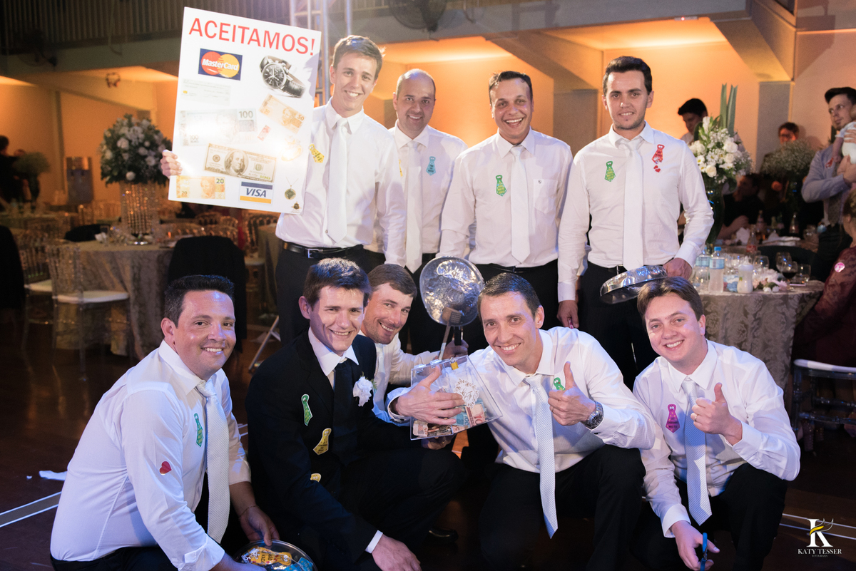 Festa do casamento de camila e fernando em laranjeiras do sul com as fotos de katy tesser fotografa com as madrinhas e padrinhos passando a gravata e o sapato e a noiva jogou o buquet para as solteiras e casadas, a valsa dos noivos