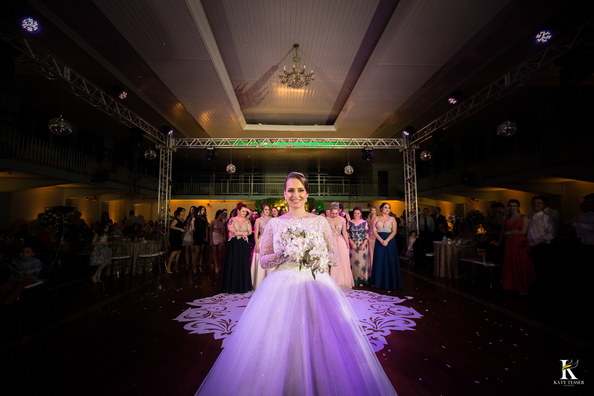 Festa do casamento de camila e fernando em laranjeiras do sul com as fotos de katy tesser fotografa com as madrinhas e padrinhos passando a gravata e o sapato e a noiva jogou o buquet para as solteiras e casadas, a valsa dos noivos