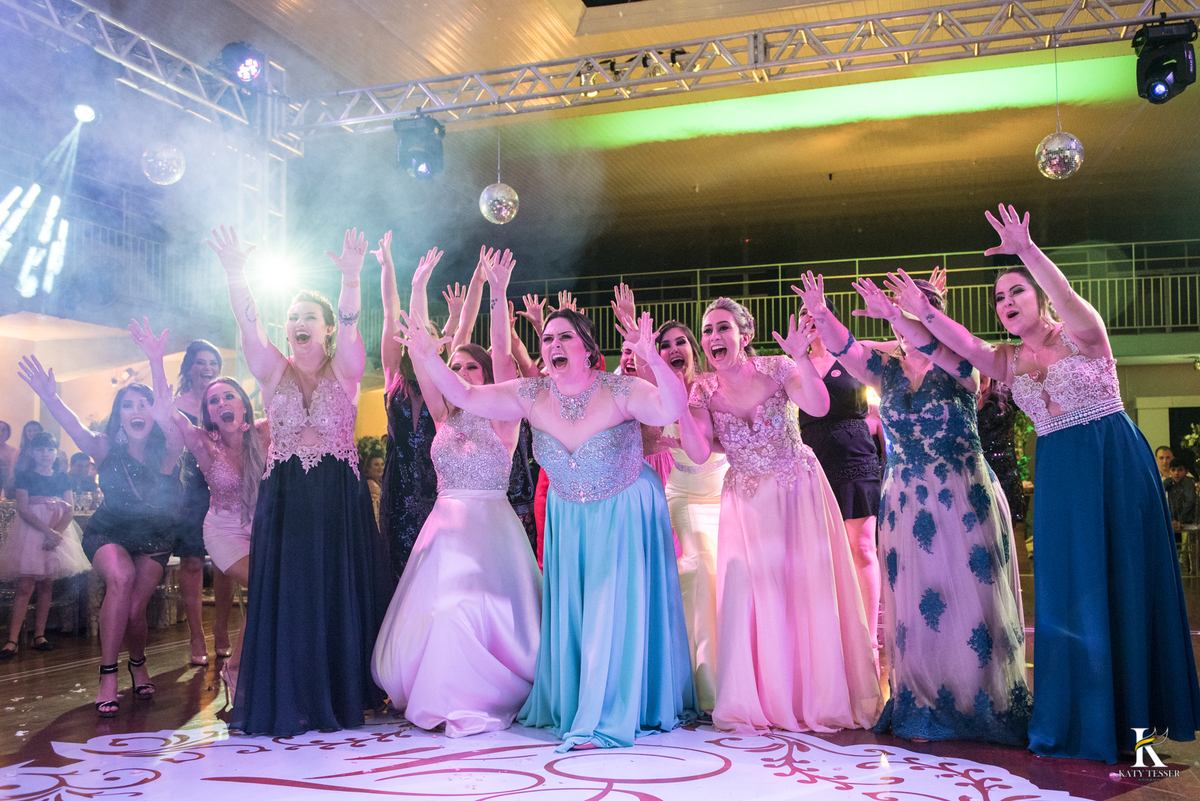 Festa do casamento de camila e fernando em laranjeiras do sul com as fotos de katy tesser fotografa com as madrinhas e padrinhos passando a gravata e o sapato e a noiva jogou o buquet para as solteiras e casadas, a valsa dos noivos