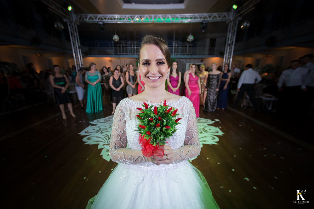 Festa do casamento de camila e fernando em laranjeiras do sul com as fotos de katy tesser fotografa com as madrinhas e padrinhos passando a gravata e o sapato e a noiva jogou o buquet para as solteiras e casadas, a valsa dos noivos