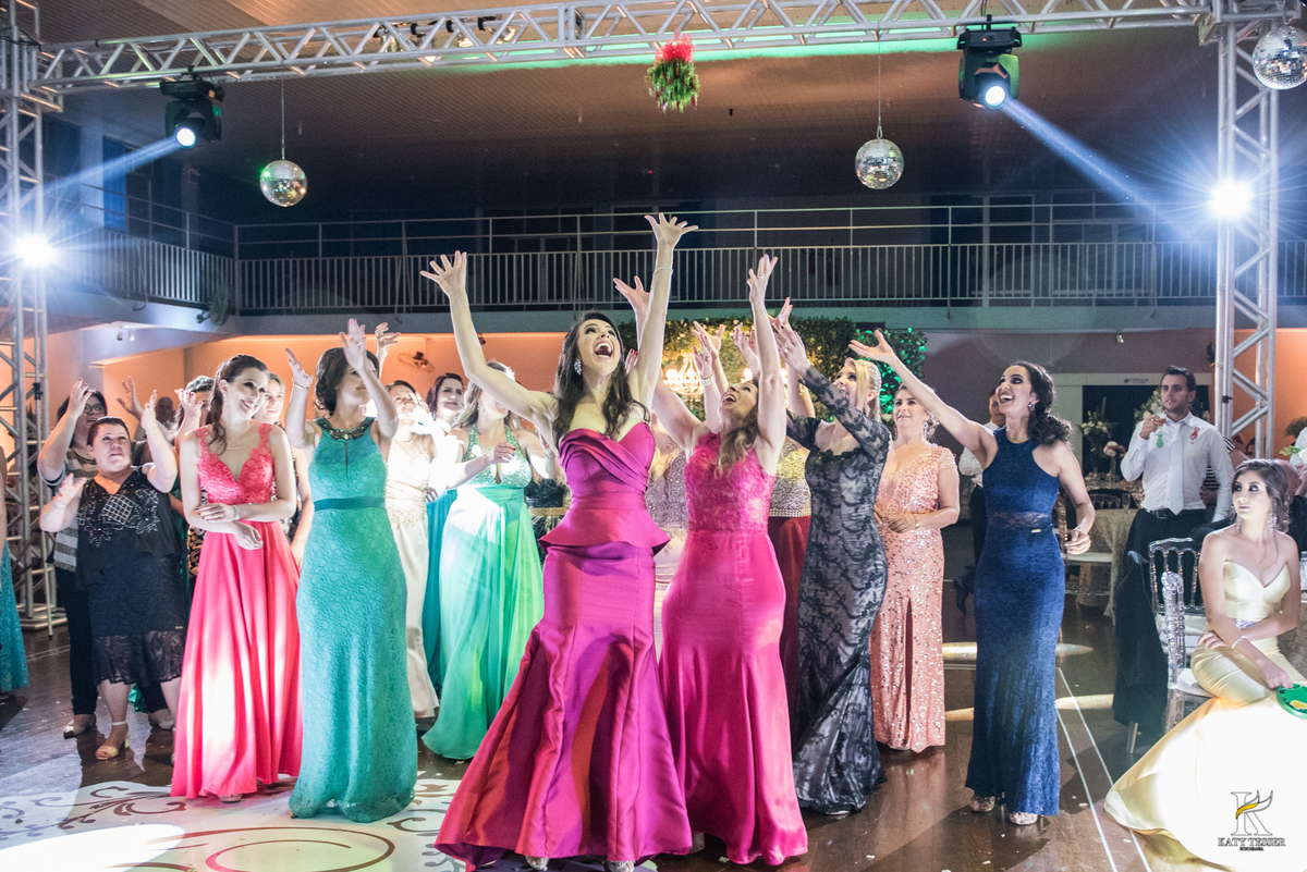 Festa do casamento de camila e fernando em laranjeiras do sul com as fotos de katy tesser fotografa com as madrinhas e padrinhos passando a gravata e o sapato e a noiva jogou o buquet para as solteiras e casadas, a valsa dos noivos