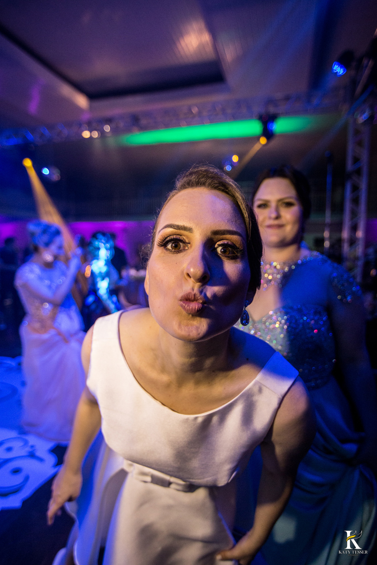 Festa do casamento de camila e fernando em laranjeiras do sul com as fotos de katy tesser fotografa com as madrinhas e padrinhos passando a gravata e o sapato e a noiva jogou o buquet para as solteiras e casadas, a valsa dos noivos