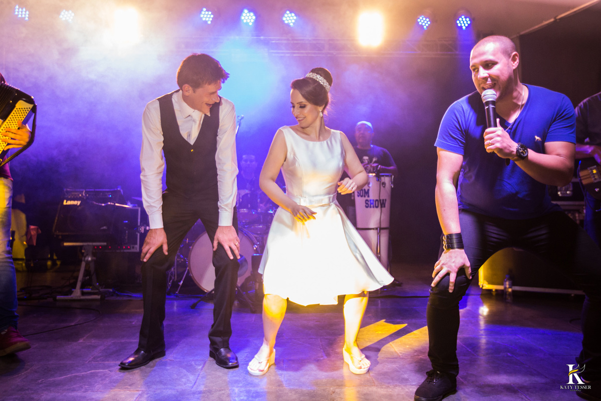 Festa do casamento de camila e fernando em laranjeiras do sul com as fotos de katy tesser fotografa com as madrinhas e padrinhos passando a gravata e o sapato e a noiva jogou o buquet para as solteiras e casadas, a valsa dos noivos