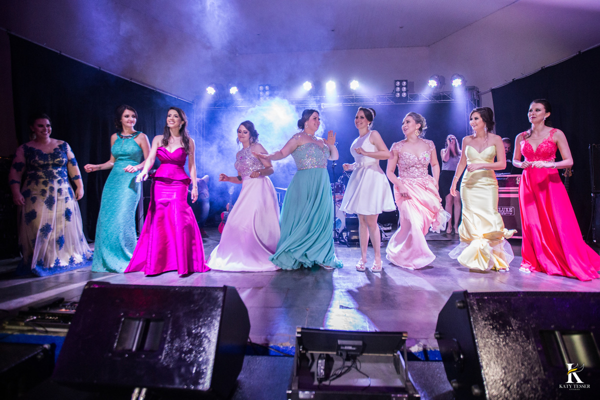 Festa do casamento de camila e fernando em laranjeiras do sul com as fotos de katy tesser fotografa com as madrinhas e padrinhos passando a gravata e o sapato e a noiva jogou o buquet para as solteiras e casadas, a valsa dos noivos