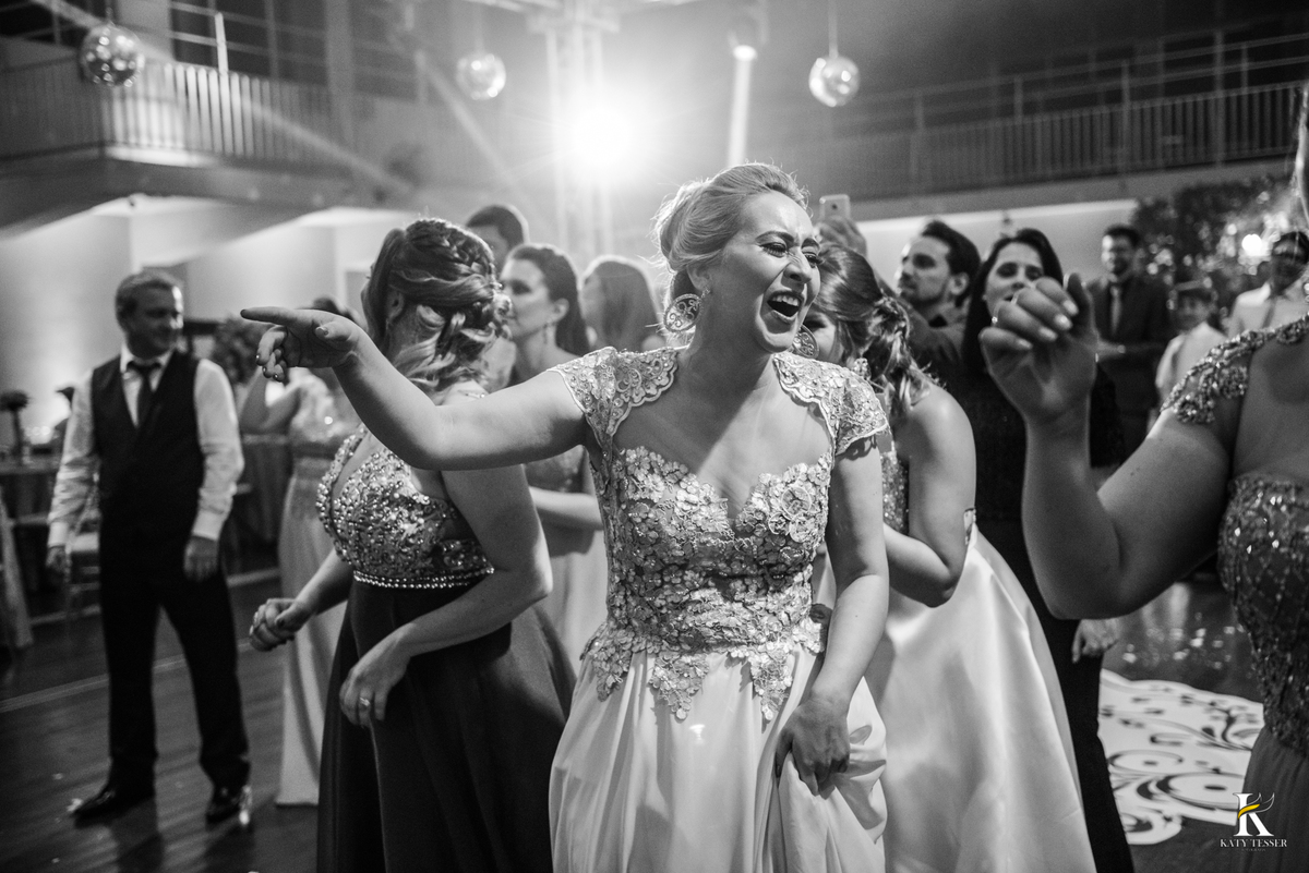 Festa do casamento de camila e fernando em laranjeiras do sul com as fotos de katy tesser fotografa com as madrinhas e padrinhos passando a gravata e o sapato e a noiva jogou o buquet para as solteiras e casadas, a valsa dos noivos