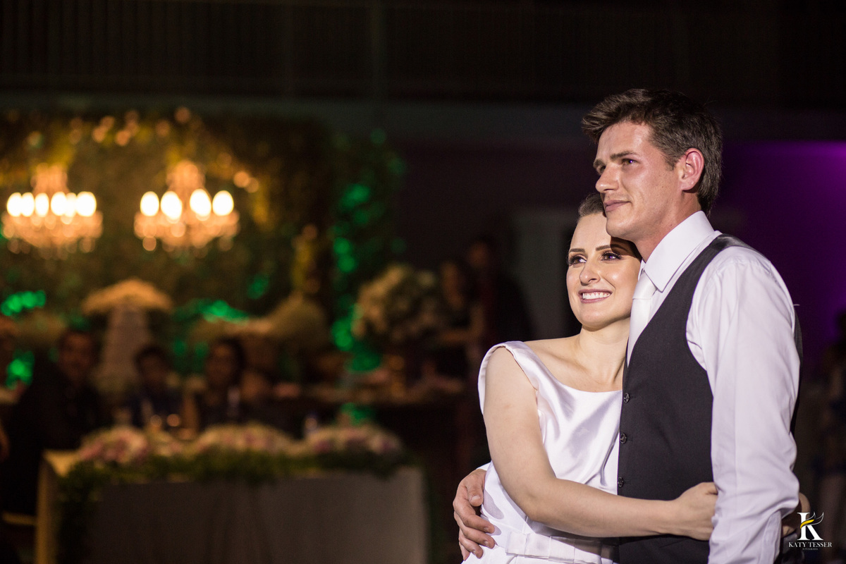 Festa do casamento de camila e fernando em laranjeiras do sul com as fotos de katy tesser fotografa com as madrinhas e padrinhos passando a gravata e o sapato e a noiva jogou o buquet para as solteiras e casadas, a valsa dos noivos
