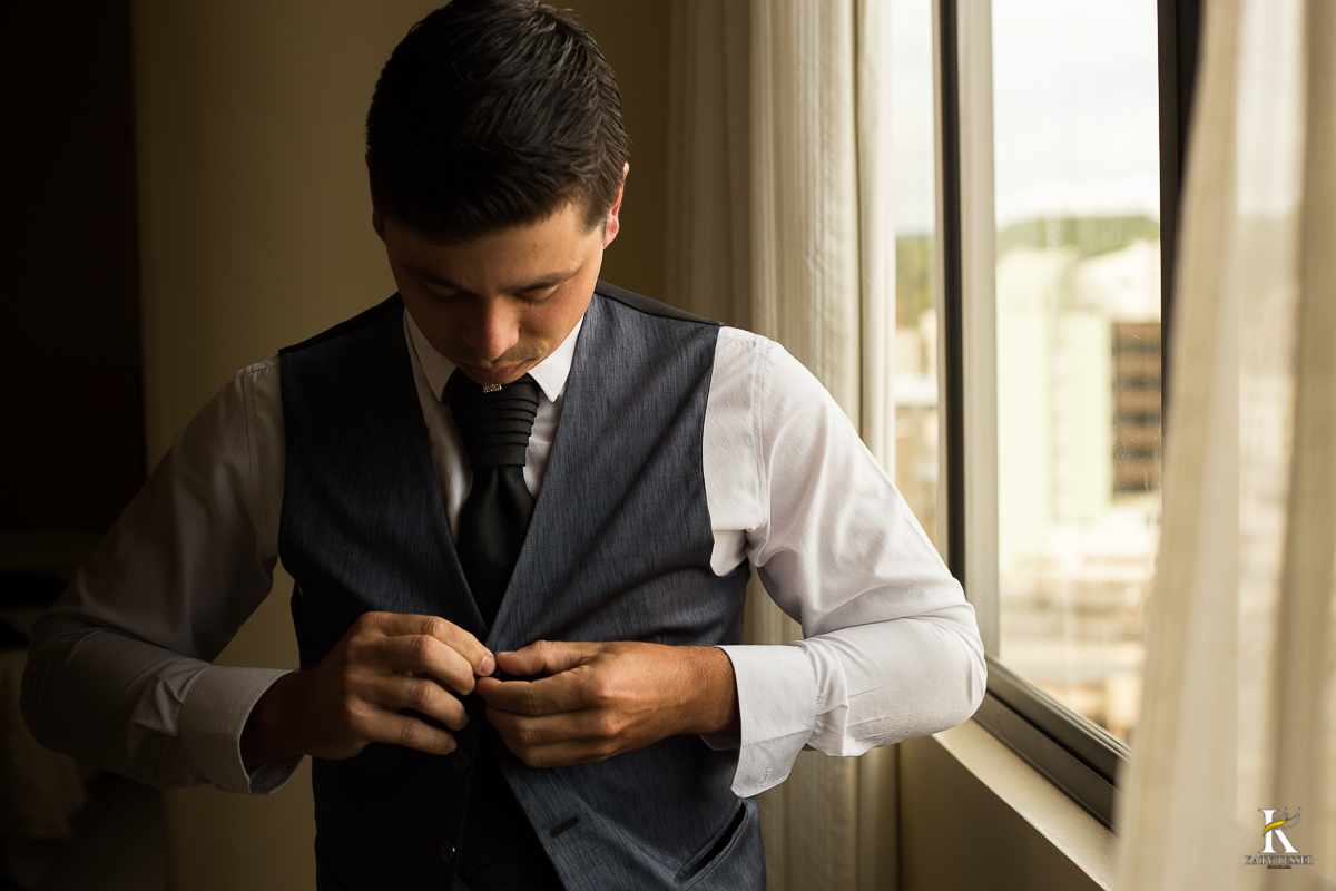 CASAMENTO CORONEL VIVIDA PARANA O NOIVO NO HOTEL VESTIDO O TRAJE PARA O CASAMENTO