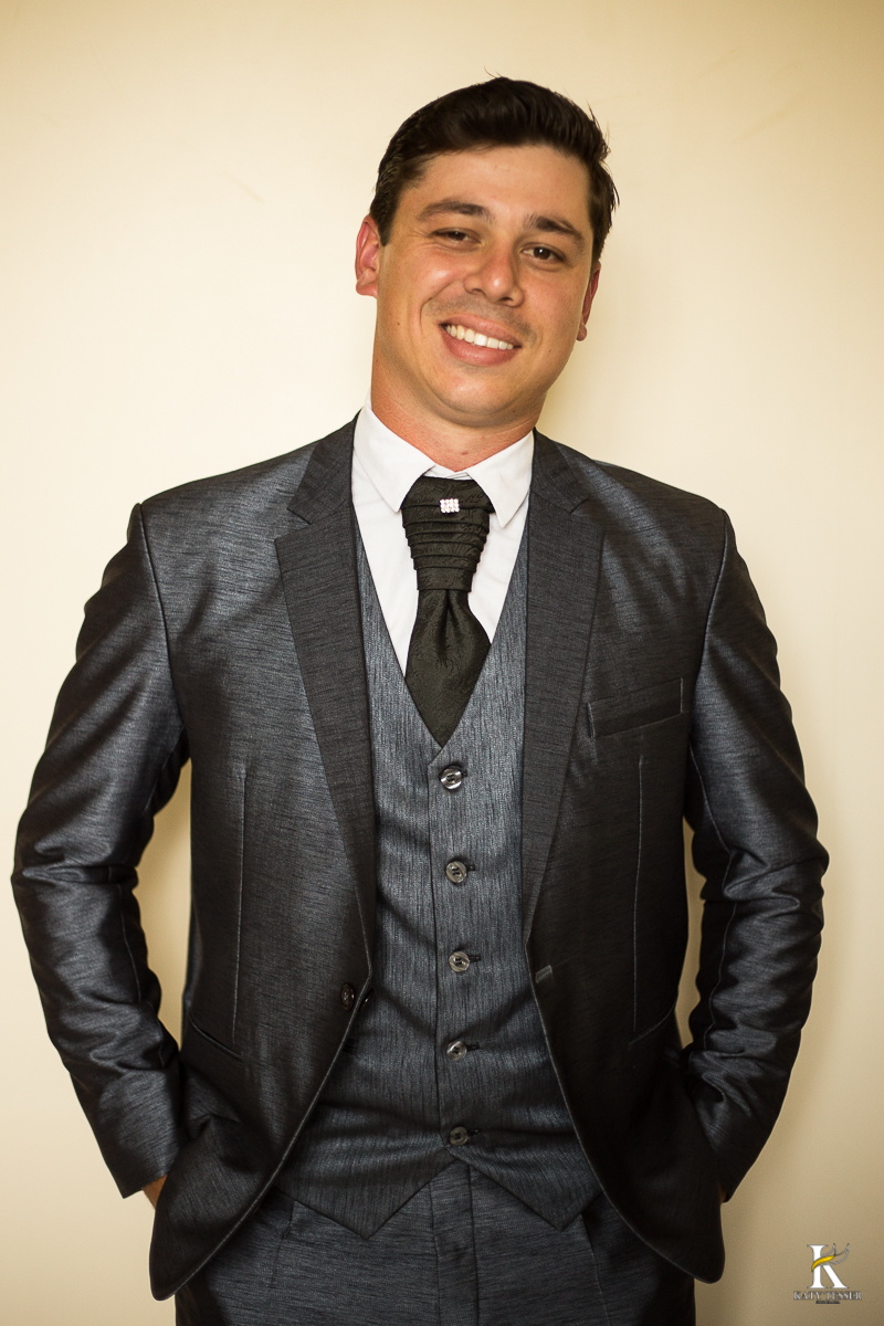 CASAMENTO CORONEL VIVIDA PARANA O NOIVO NO HOTEL USANDO O TRAJE PARA A SESSÃO DE FOTOS DO NOIVO NO MAKING OF