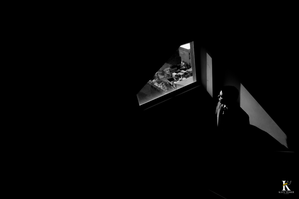 CASAMENTO CORONEL VIVIDA PARANA O NOIVO NO HOTEL USANDO O TRAJE PARA A SESSÃO DE FOTOS DO NOIVO NO MAKING OF