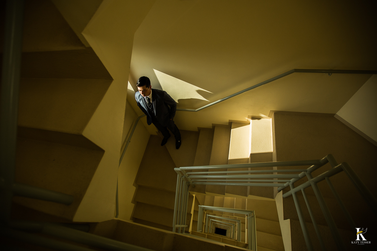 CASAMENTO CORONEL VIVIDA PARANA O NOIVO NO HOTEL USANDO O TRAJE PARA A SESSÃO DE FOTOS DO NOIVO NO MAKING OF