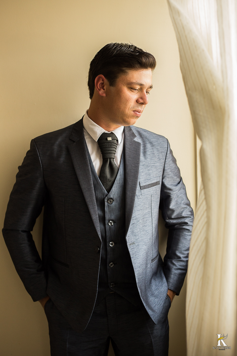 CASAMENTO CORONEL VIVIDA PARANA O NOIVO NO HOTEL USANDO O TRAJE PARA A SESSÃO DE FOTOS DO NOIVO NO MAKING OF