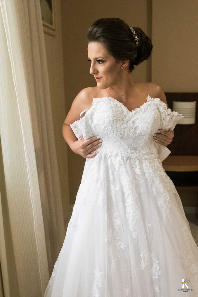 CASAMENTO CORONEL VIVIDA PARANA  MAKING OF NO HOTEL DA NOIVA COM O VESTIDO DO CASAMENTO USANDO AS JOIAS