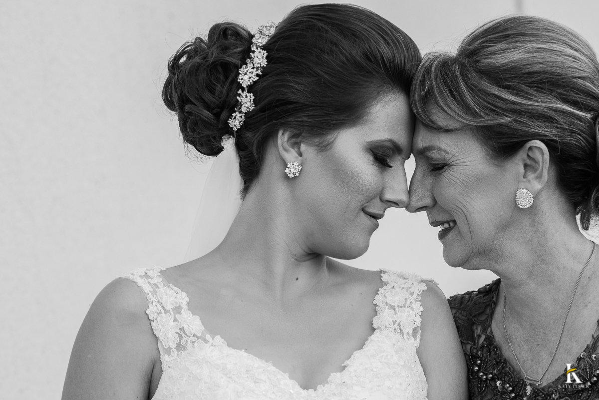 CASAMENTO CORONEL VIVIDA PARANA  MAKING OF NO HOTEL DA NOIVA COM O VESTIDO DO CASAMENTO USANDO AS JOIAS E FOTOS COM A MÃE