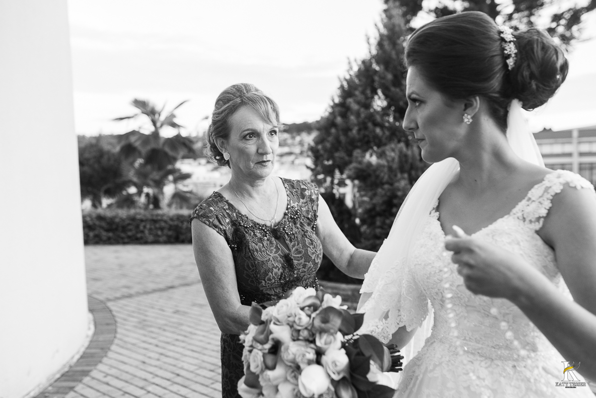 CASAMENTO CORONEL VIVIDA PARANA A NOIVA NA ENTRADA DA IGREJA PARA A CERIMONIA FOTOS COM A MAE