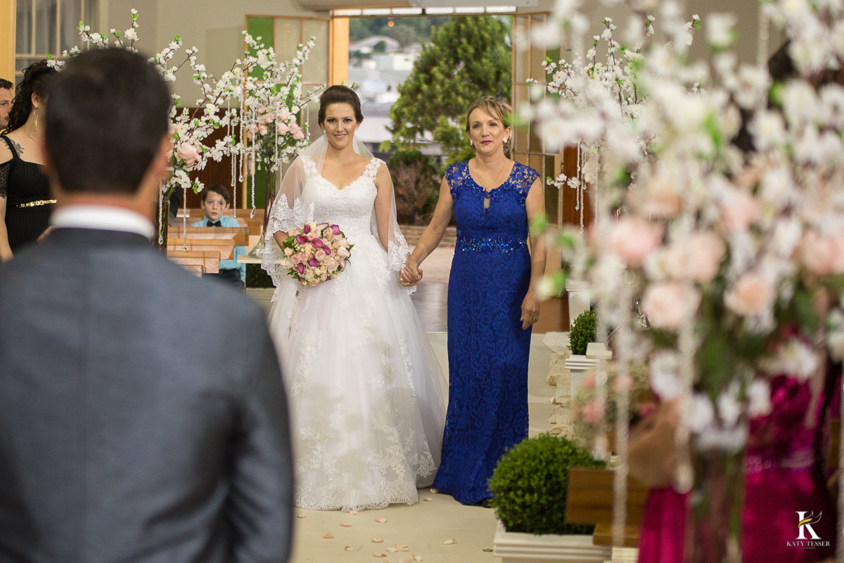 CASAMENTO CORONEL VIVIDA PARANA ENTRADA DA NOIVA COM A MÃE NO CORREDOR COM A DECORAÇÃO DA CERIMONIA DE CASMENTO