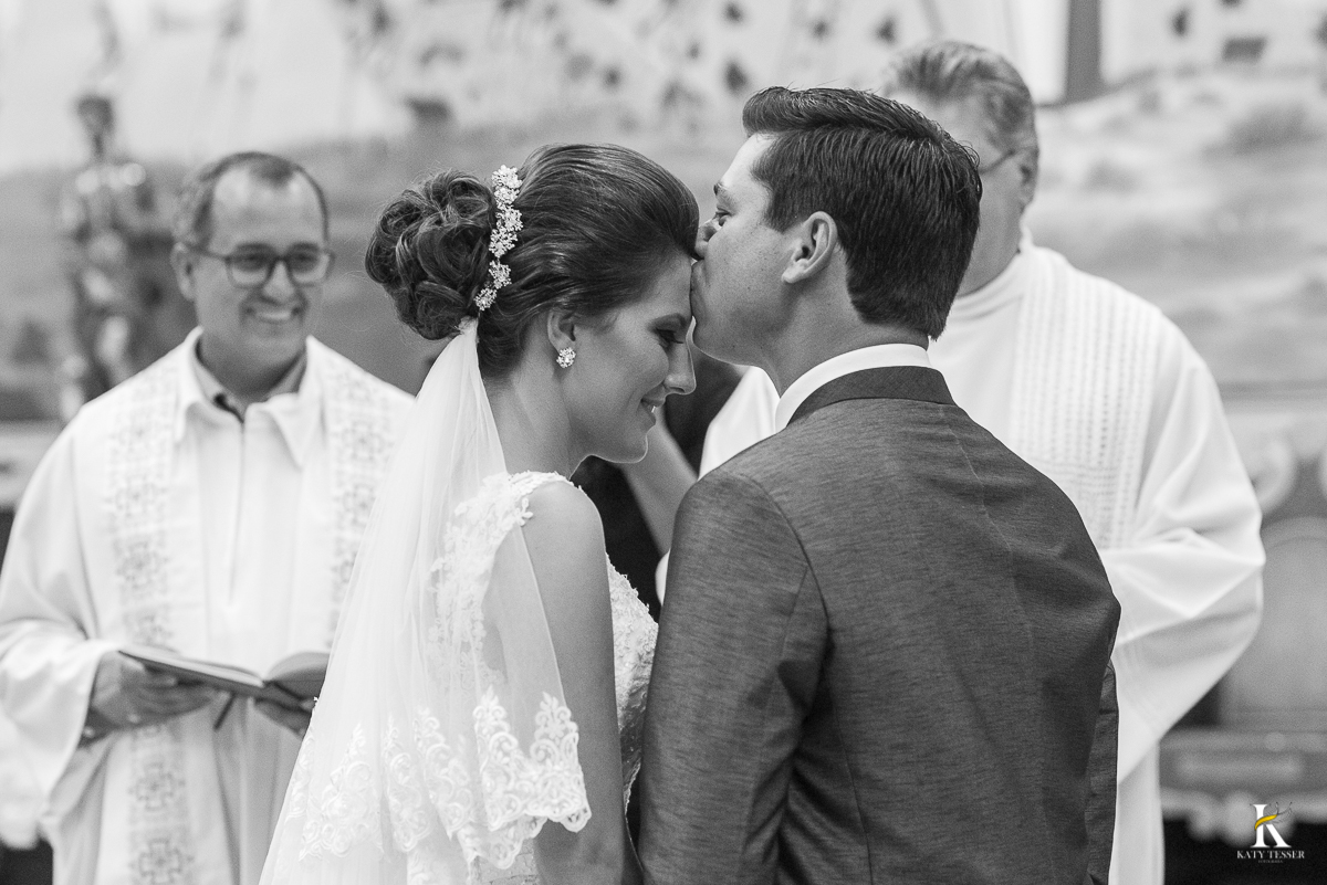 CASAMENTO CORONEL VIVIDA PARANA BEIJO DO NOIVO NA TESTA DA NOIVA NA CERIMONIA DE CASAMENTO ELA USANDO O VESTIDO DE NOIVA E ELE O TRAJE