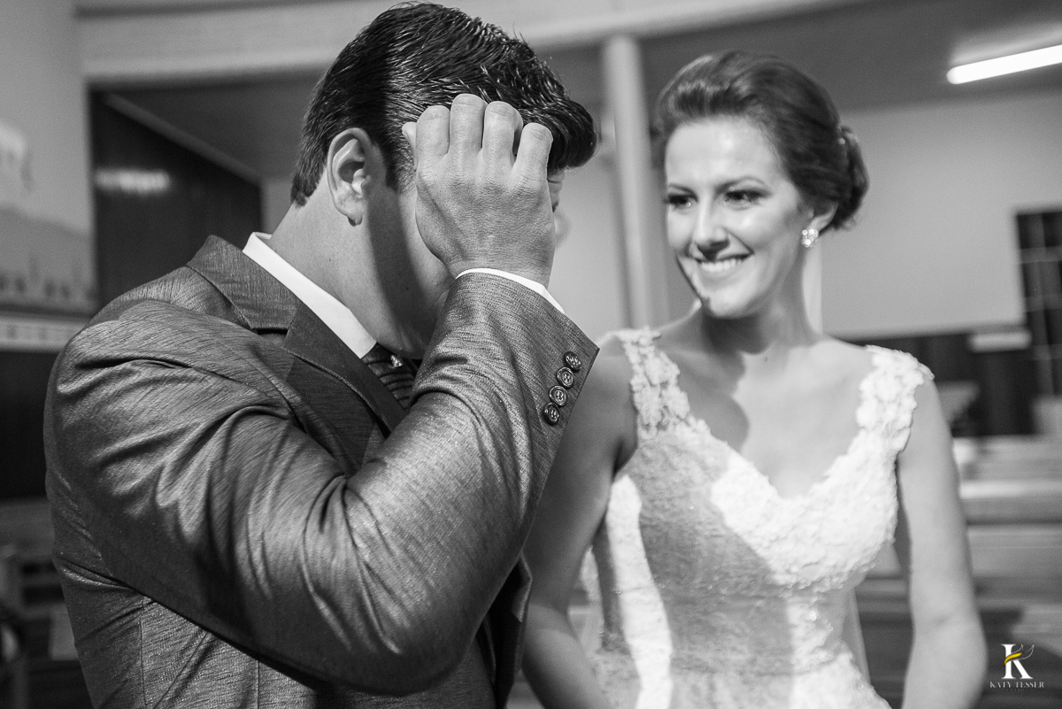 CASAMENTO CORONEL VIVIDA PARANA NOIVO EMOCIONADO COM A NOIVA FELIZ NA CERIMONIA DE CASAMENTO