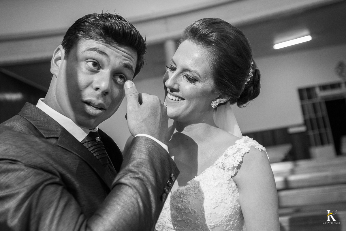 CASAMENTO CORONEL VIVIDA PARANA NOIVO EMOCIONADO COM A NOIVA APOS A CERIMONIA DE CASAMENTO