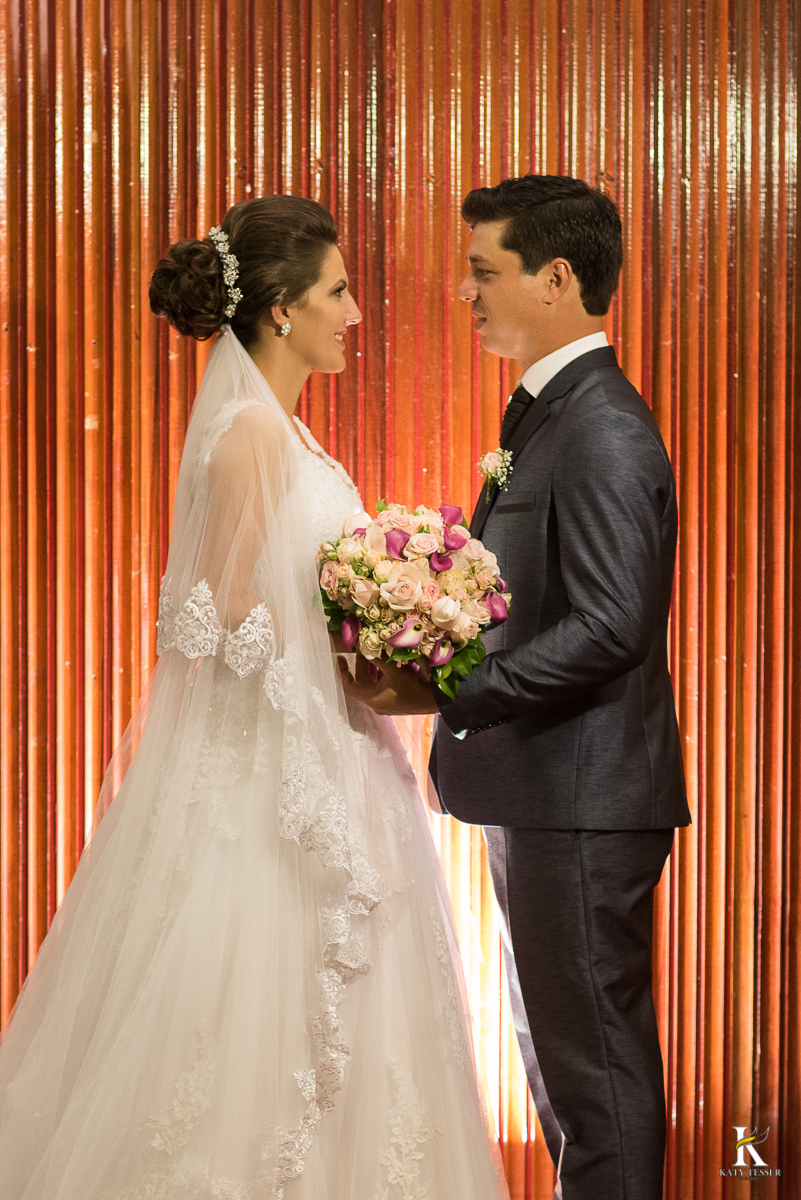 CASAMENTO CORONEL VIVIDA PARANA SESSÃO DE FOTOS PROTOCOLAR DOS NOIVOS APOS A CERIMONIA DE CASAMENTO DENTRO DA IGREJA A NOIVA COM VESTIDO E BUQUET