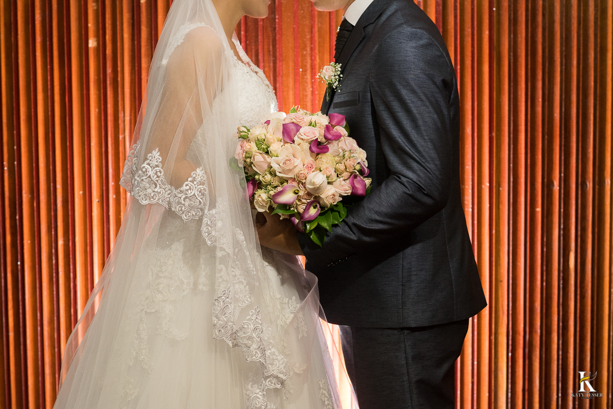 CASAMENTO CORONEL VIVIDA PARANA SESSÃO DE FOTOS PROTOCOLAR DOS NOIVOS APOS A CERIMONIA DE CASAMENTO DENTRO DA IGREJA A NOIVA COM VESTIDO E BUQUET