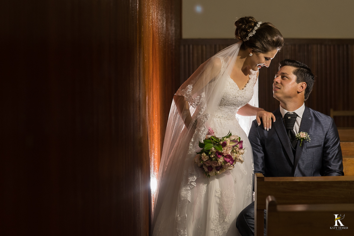 CASAMENTO CORONEL VIVIDA PARANA SESSÃO DE FOTOS PROTOCOLAR DOS NOIVOS APOS A CERIMONIA DE CASAMENTO DENTRO DA IGREJA A NOIVA COM VESTIDO E BUQUET