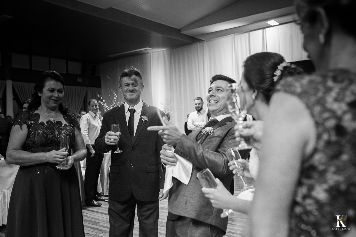 CASAMENTO CORONEL VIVIDA PARANA BRINDE E CORTE DE BOLO DOS NOIVOS NA RECEPÇÃO JUNTO COM OS PAIS