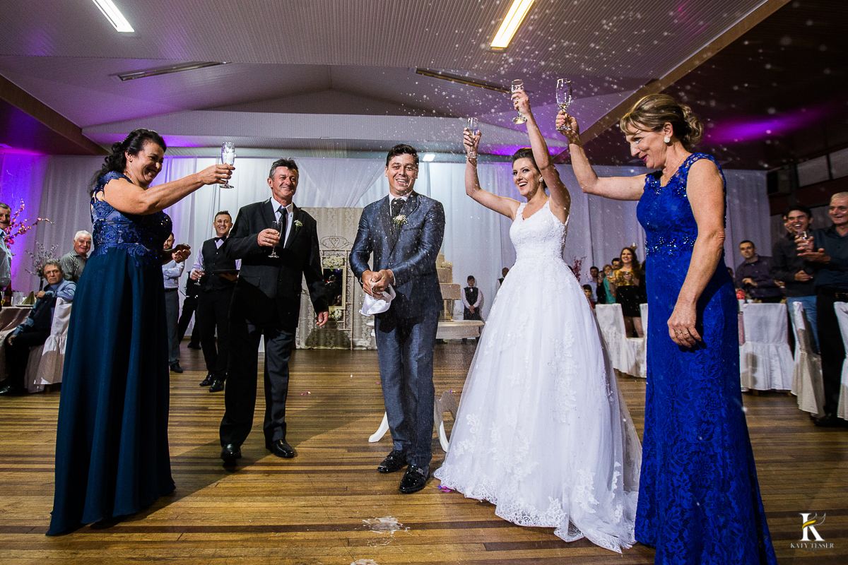 CASAMENTO CORONEL VIVIDA PARANA BRINDE E CORTE DO BOLO DE CASAMENTO NA RECEPÇÃO COM OS PAIS